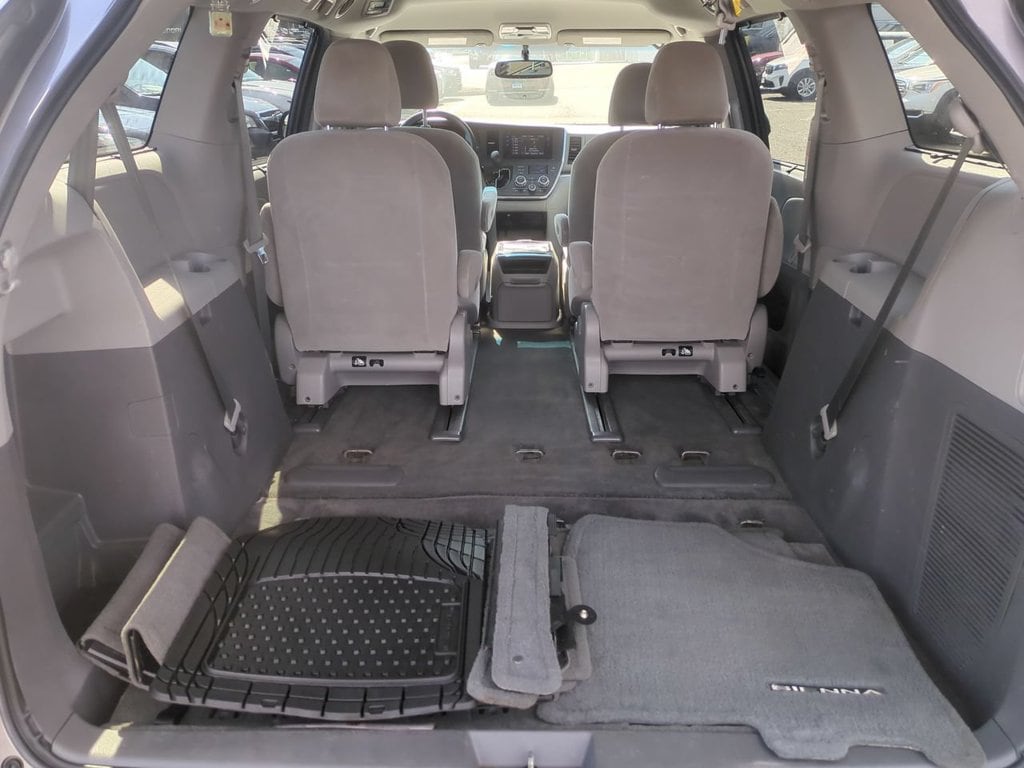 2017 Toyota Sienna LE - Photo 23