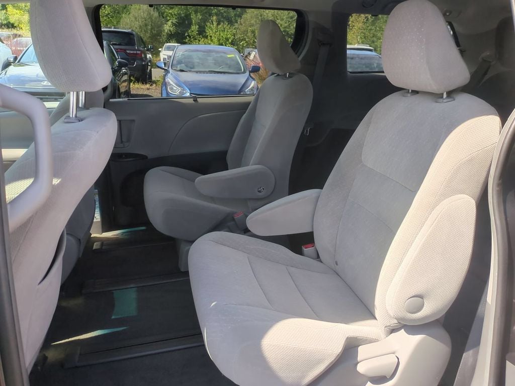 2017 Toyota Sienna LE - Photo 22