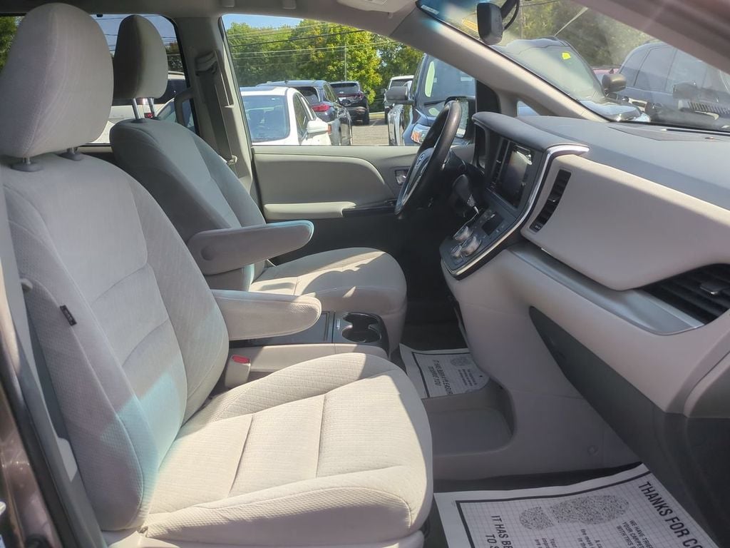 2017 Toyota Sienna LE - Photo 25