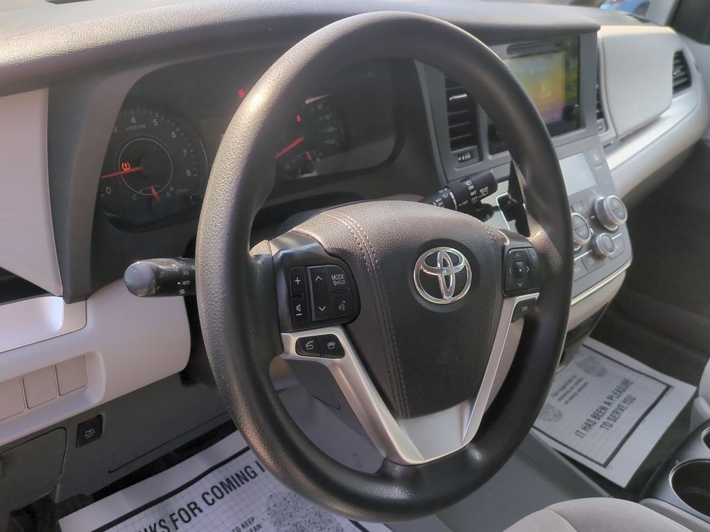 2017 Toyota Sienna LE - Photo 13