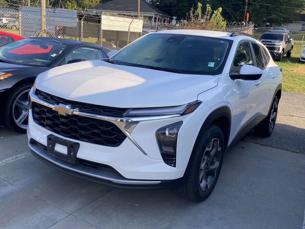 Used 2025 Chevrolet Trax LT SUV