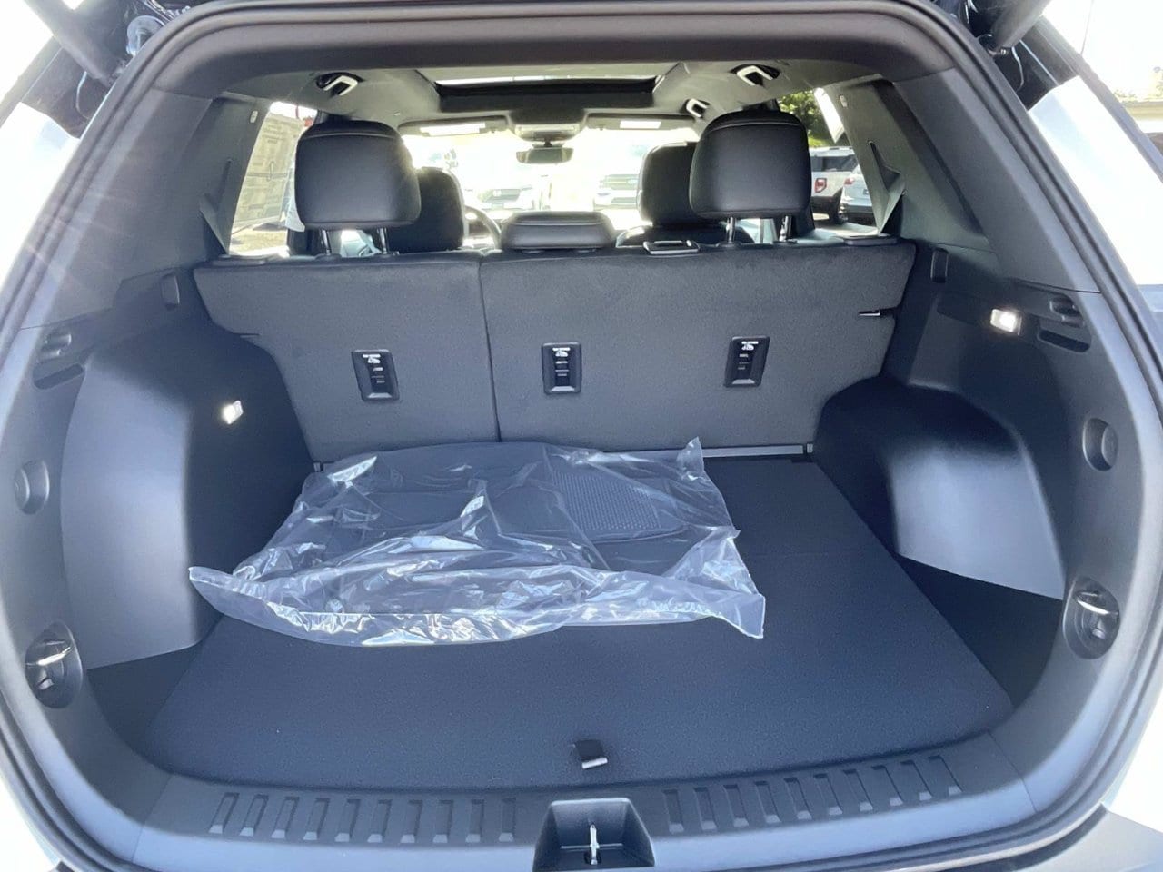 2027 Chevrolet Equinox LT - Photo 8