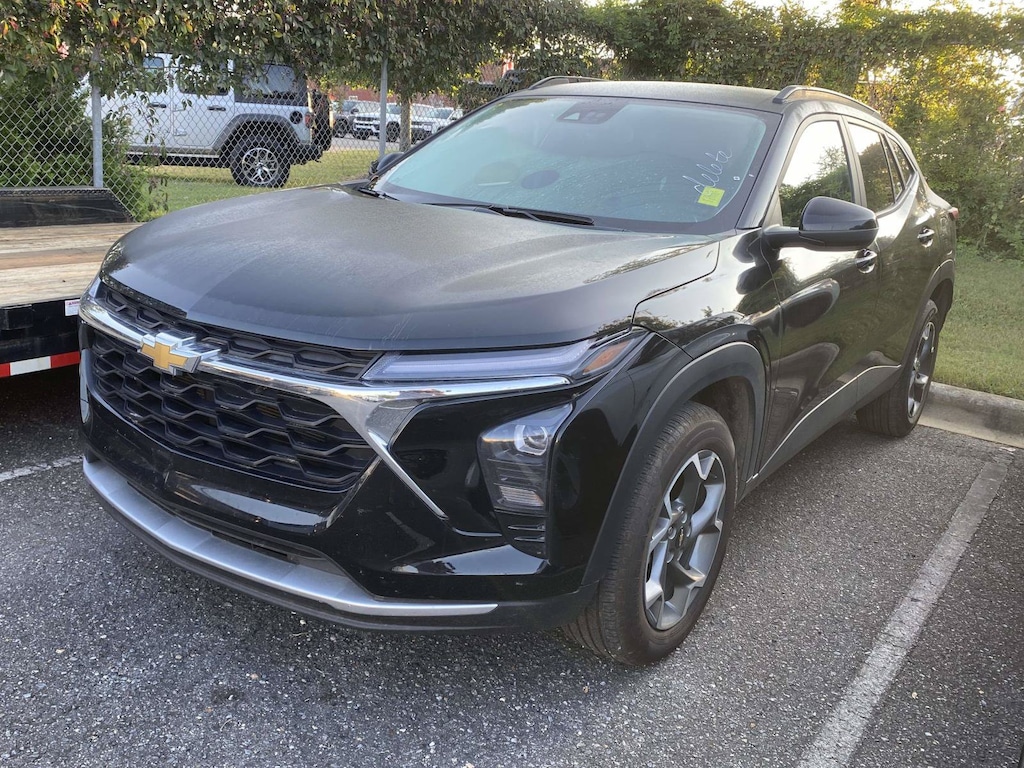 Used 2025 Chevrolet Trax LT SUV