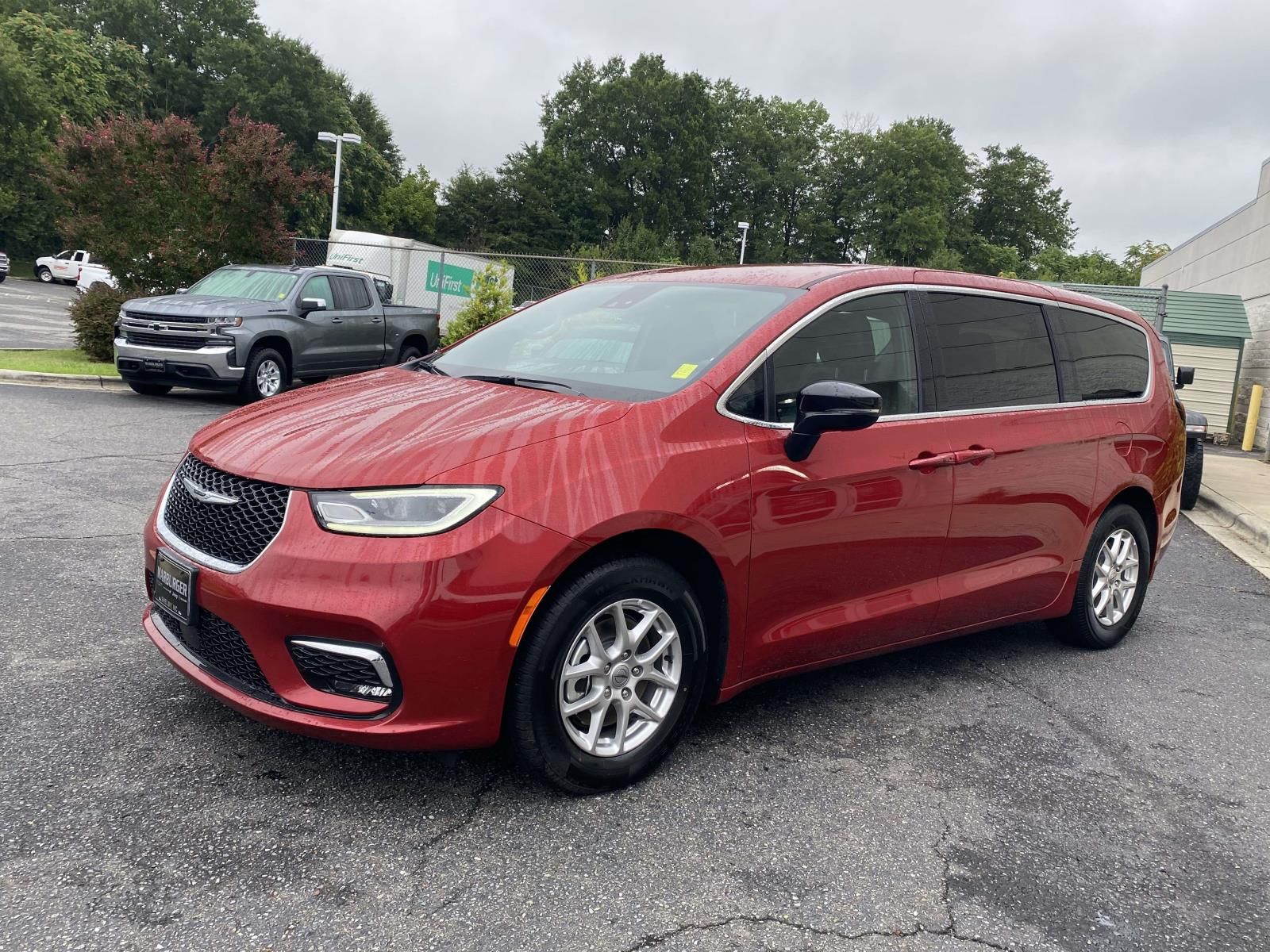 Used 2025 Chrysler Pacifica Select Minivan/Van