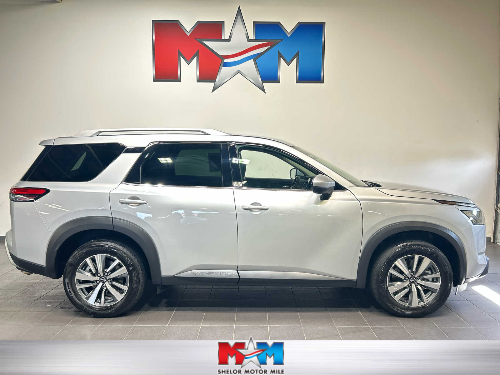 2025 Nissan Pathfinder SL