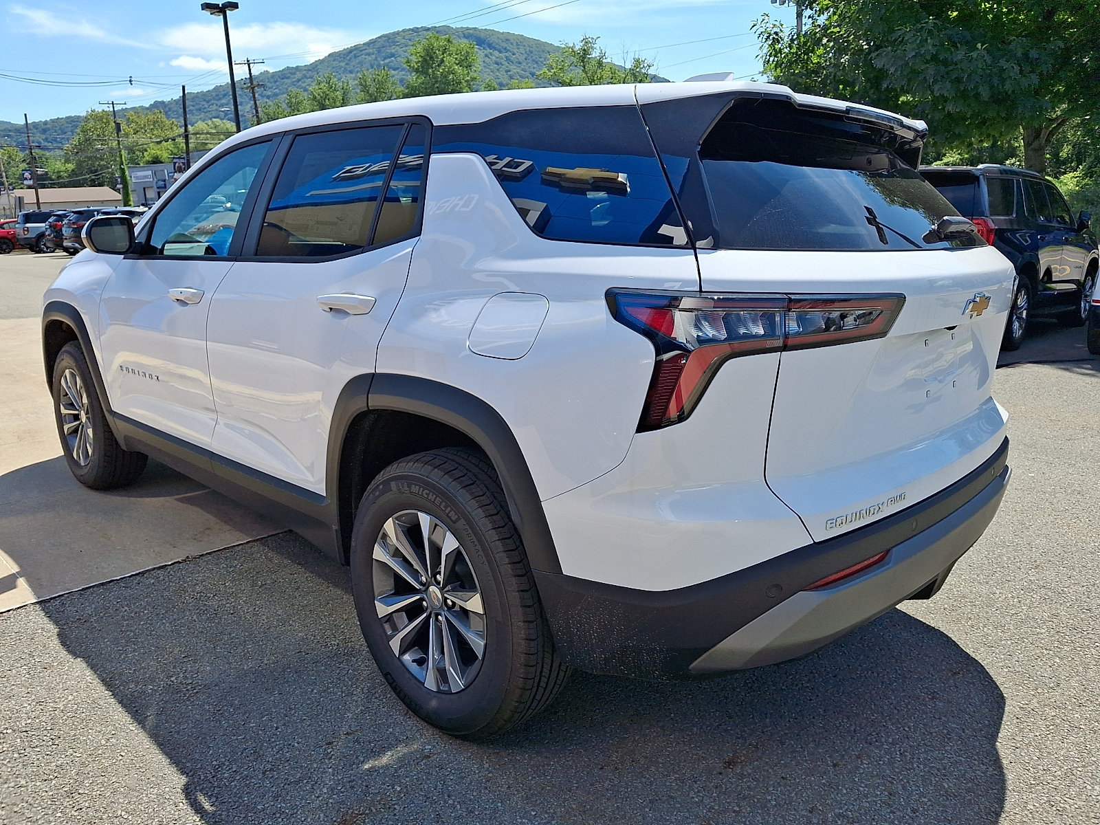 2027 Chevrolet Equinox LT - Photo 4