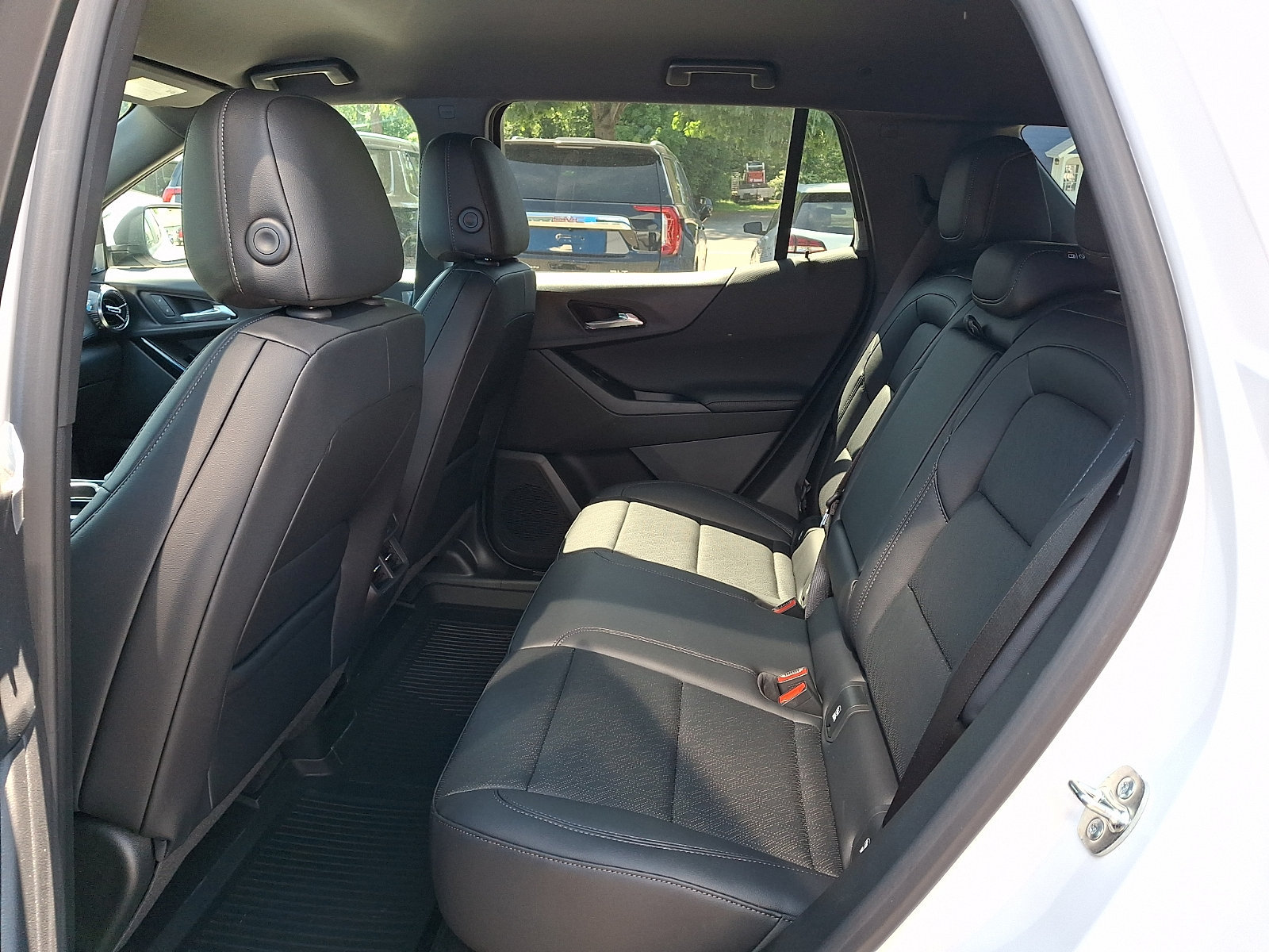 2027 Chevrolet Equinox LT - Photo 10