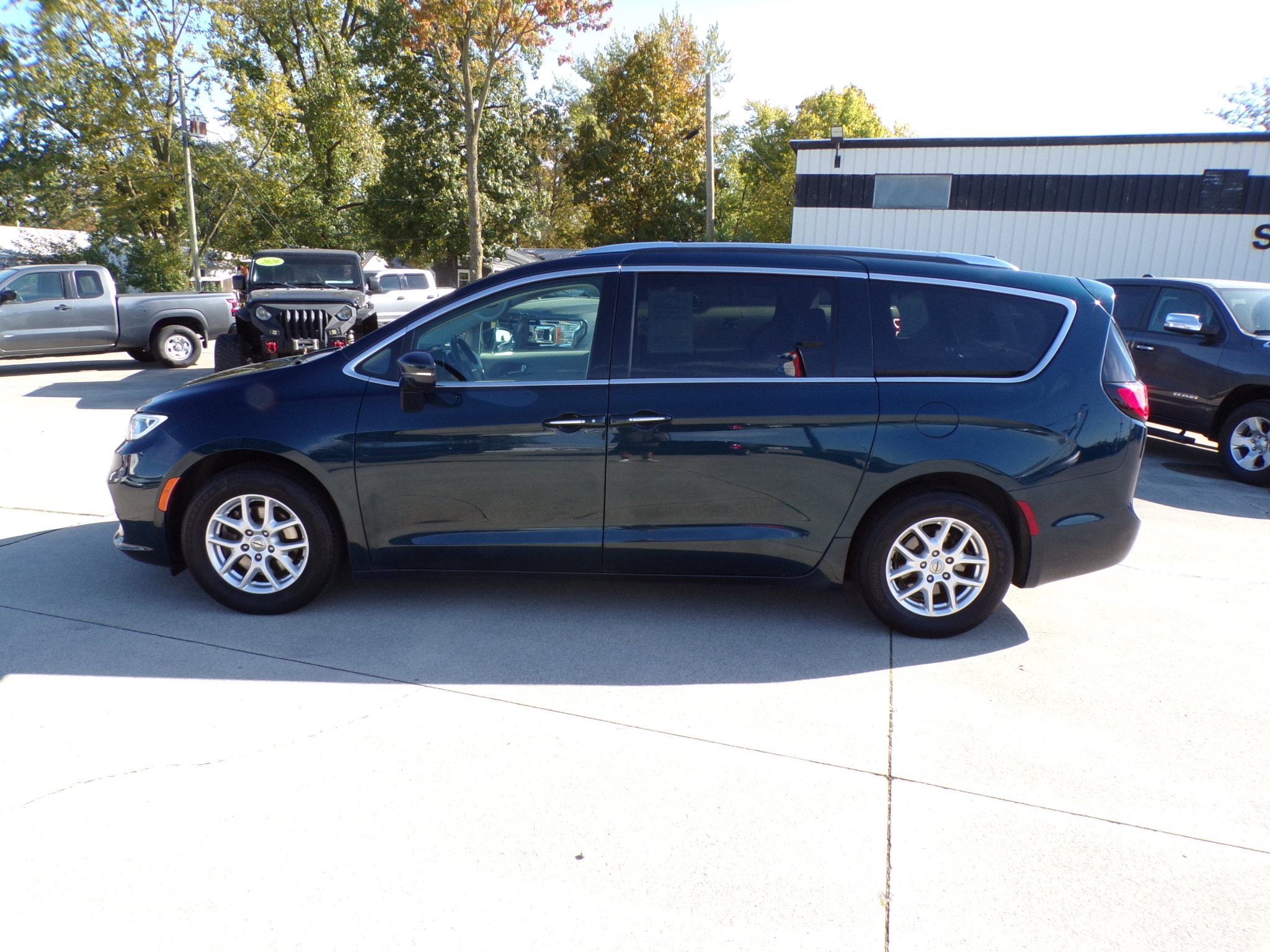 Used 2021 Chrysler Pacifica Touring L Van Passenger Van