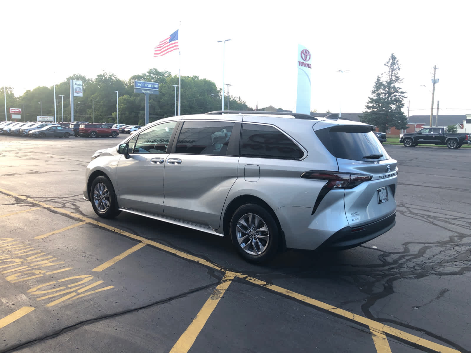 Certified 2025 Toyota Sienna LE FWD 8-Passenger (Natl)