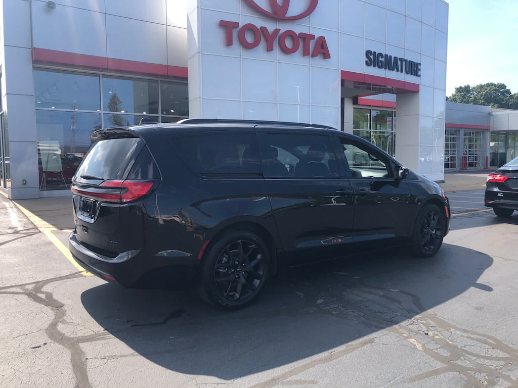 Used 2025 Chrysler Pacifica Limited FWD
