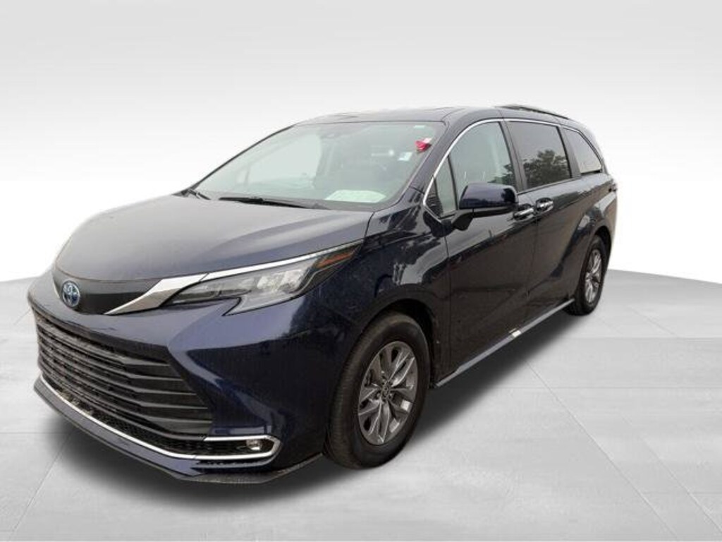Used 2024 Toyota Sienna XLE Minivan/Van