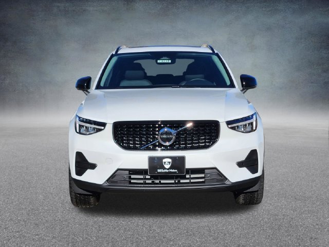 New 2026 Volvo XC40 B5 Core SUV