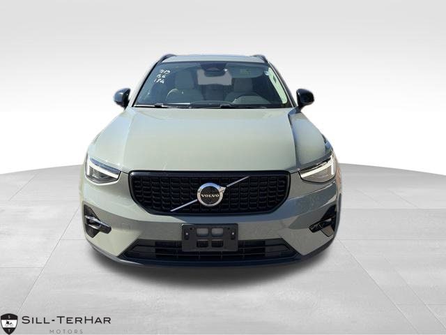 2025 Volvo XC40 SUV 