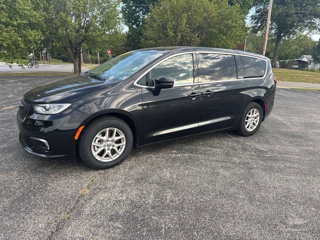 Used 2023 Chrysler Pacifica Touring L Minivan/Van