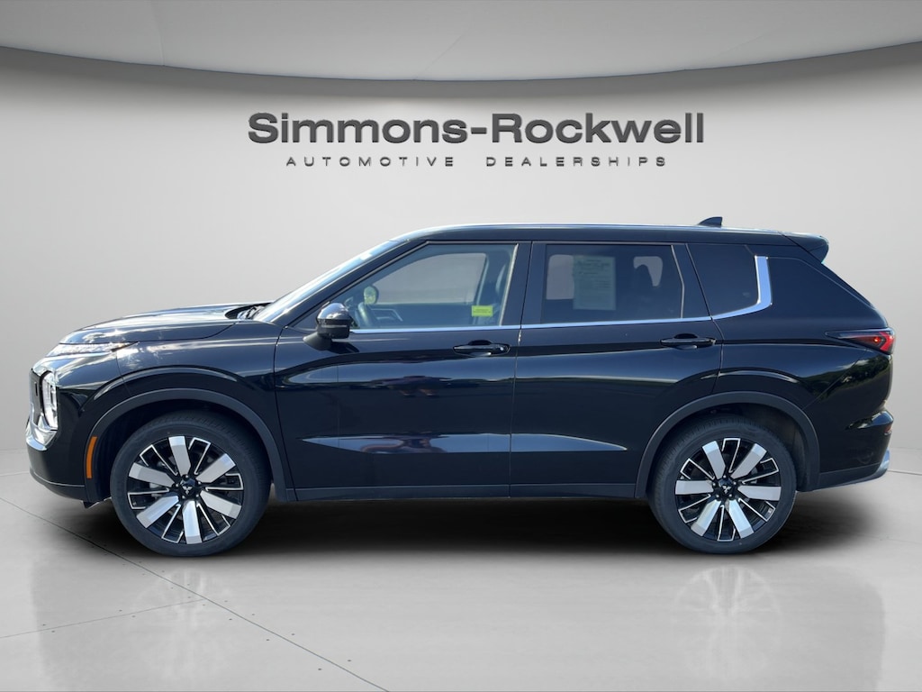Used 2025 Mitsubishi Outlander SE SUV