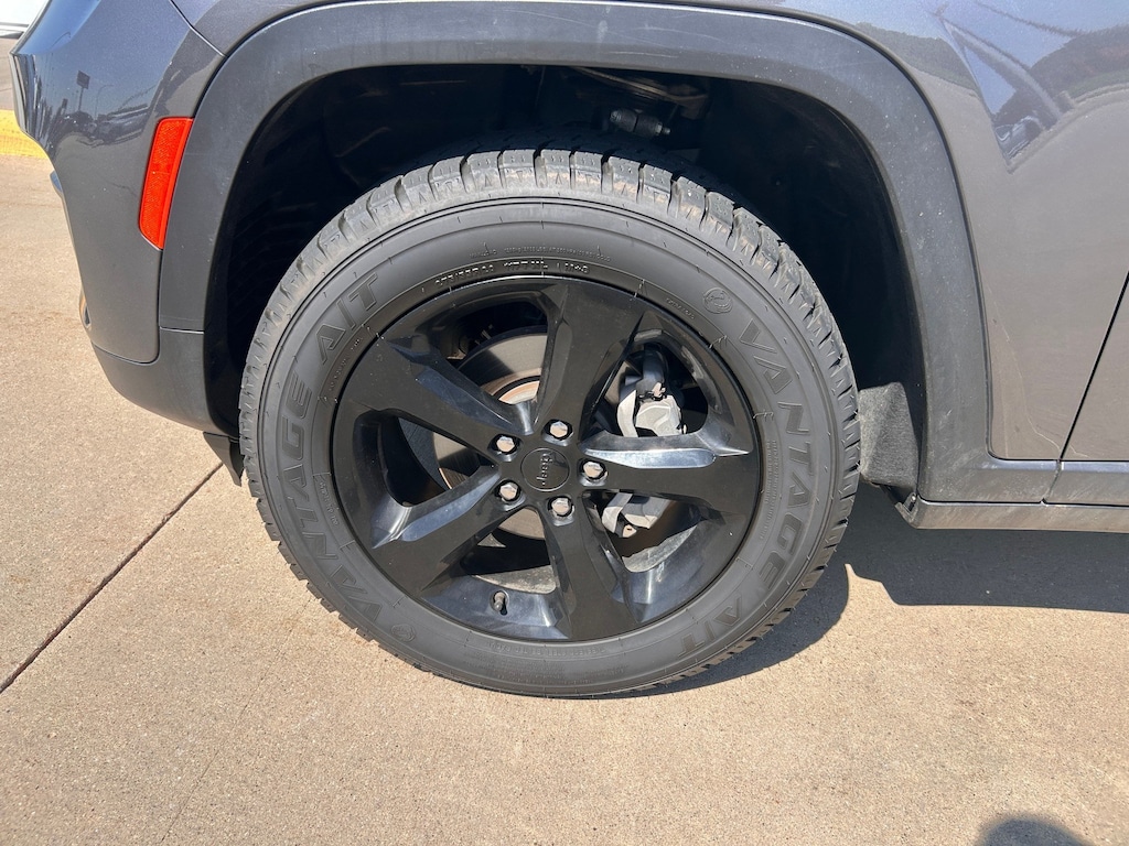 Used 2022 Jeep Grand Cherokee Laredo SUV