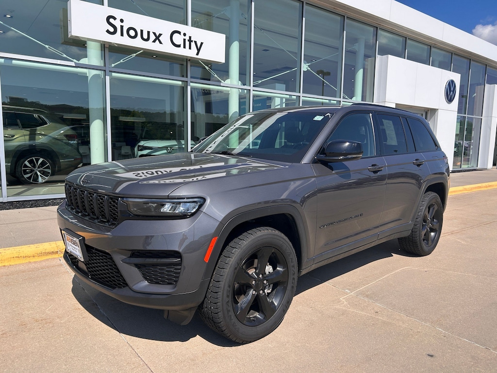 Used 2022 Jeep Grand Cherokee Laredo SUV
