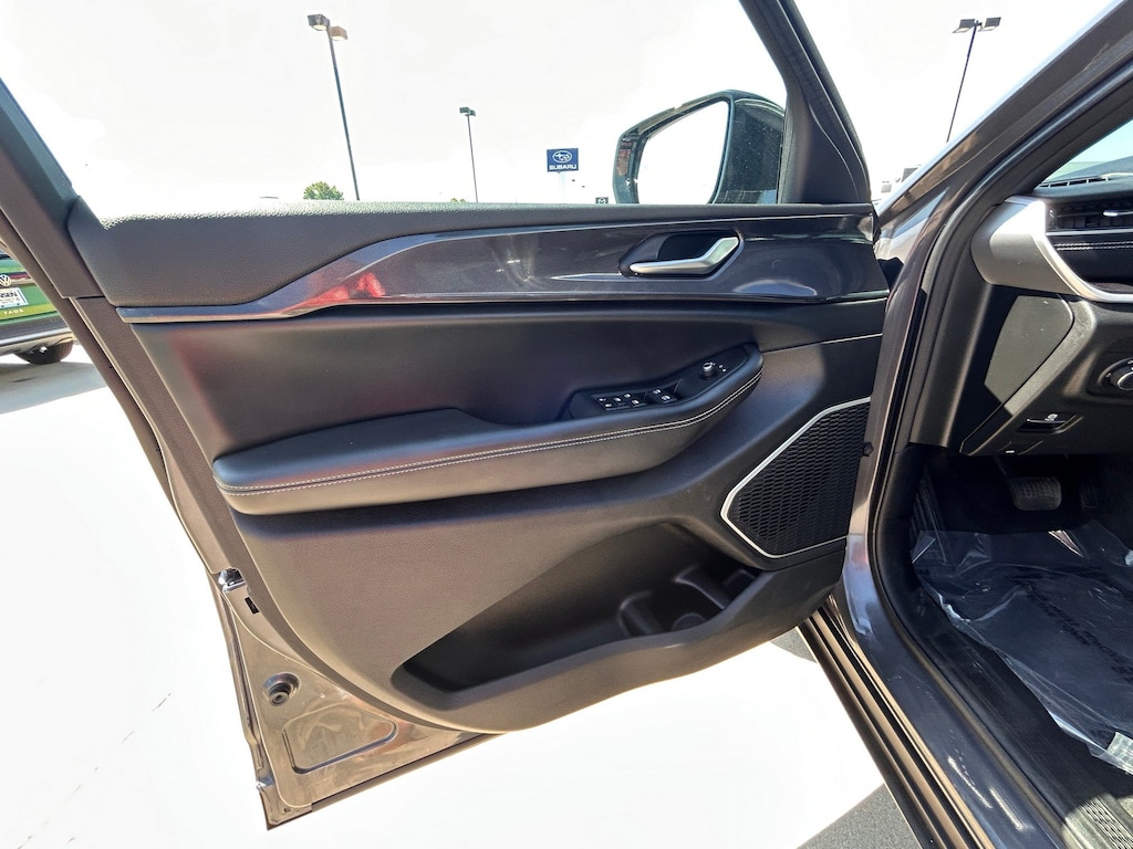 Used 2022 Jeep Grand Cherokee Laredo SUV