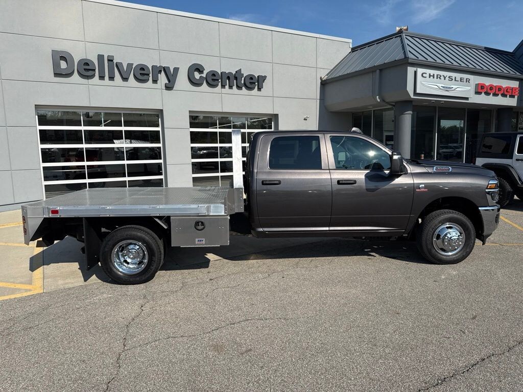 New 2026 Ram 3500 Chassis Cab TRADESMAN CREW 4X4 60' CA Pickup
