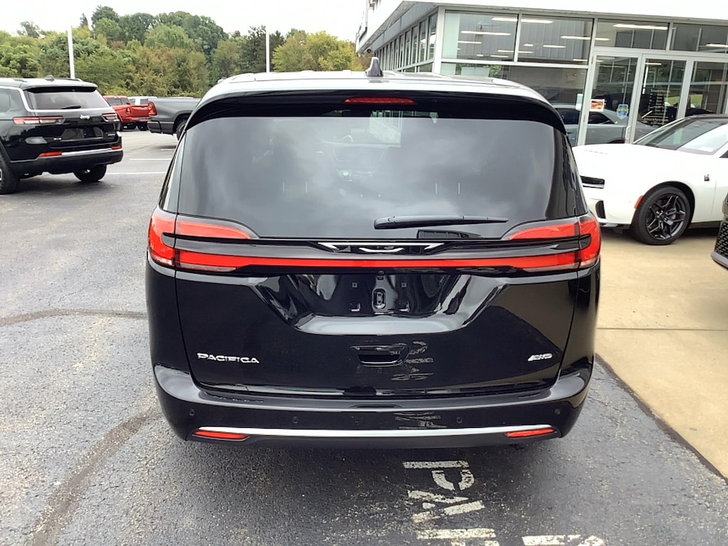 New 2027 Chrysler Pacifica SELECT AWD Passenger Van