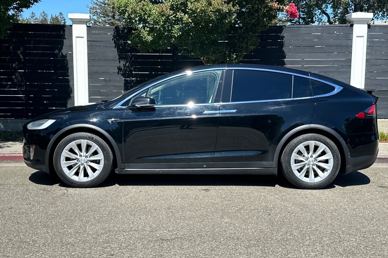 Used 2018 Tesla Model X 75D with VIN 5YJXCBE26JF090964 for sale in Walnut Creek, CA