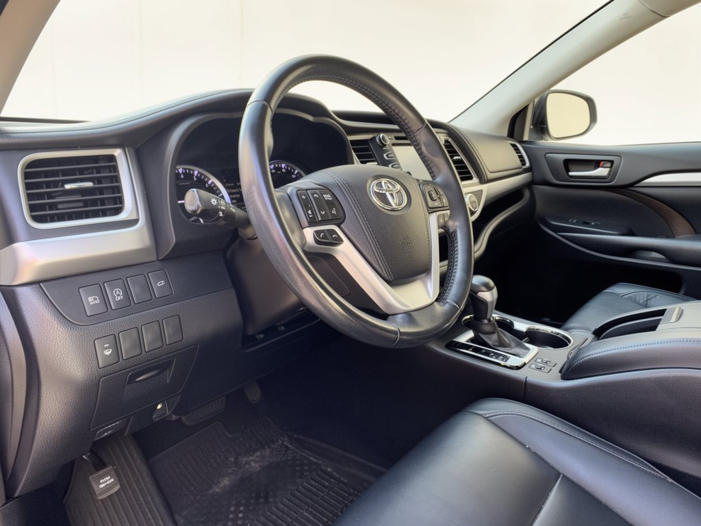 Used 2018 Toyota Highlander SE V6 SUV