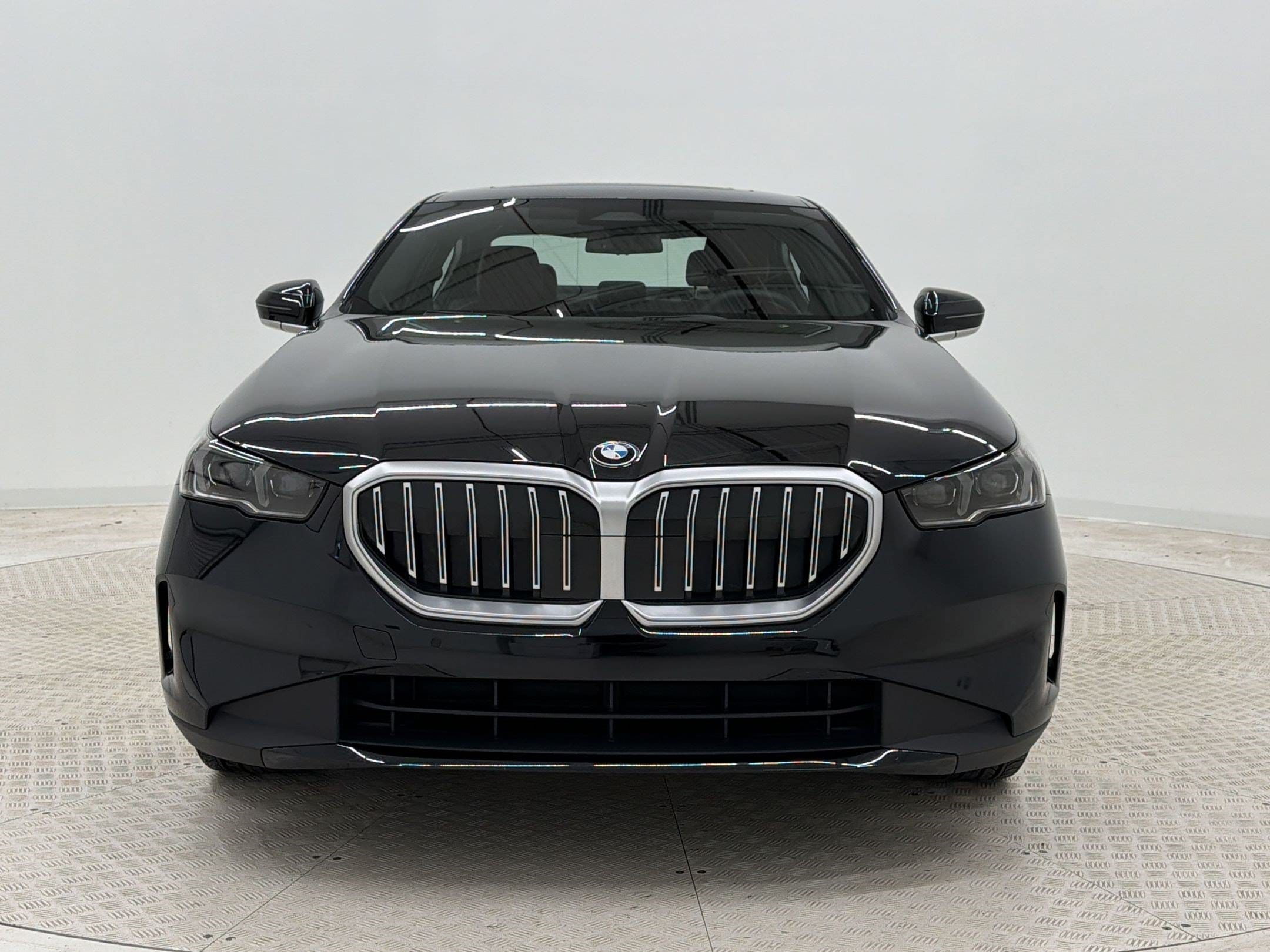 2025 BMW 5 Series 530i - Photo 6
