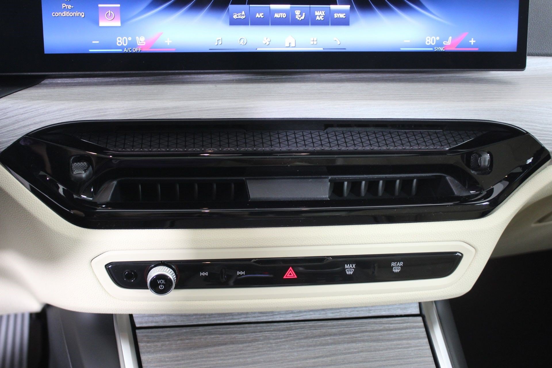 2026 BMW 3 Series 330i - Photo 25