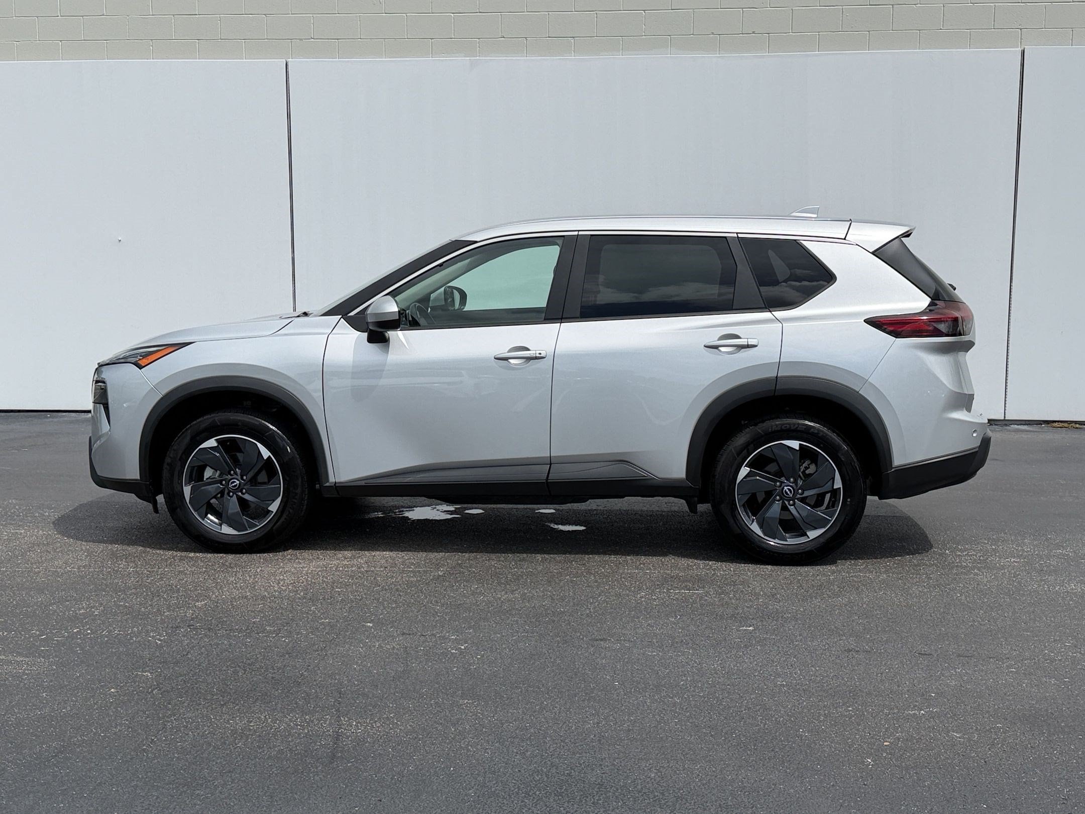 2025 Nissan Rogue SV - Photo 2