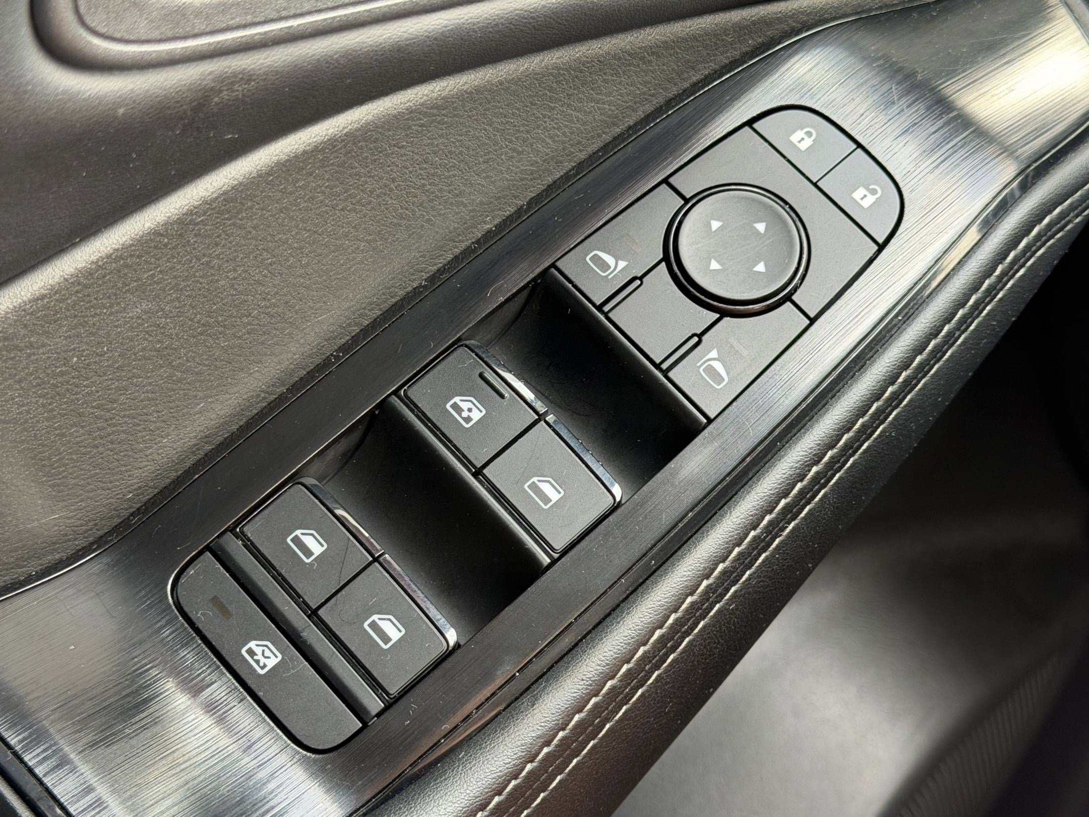 2025 Nissan Rogue SV - Photo 32