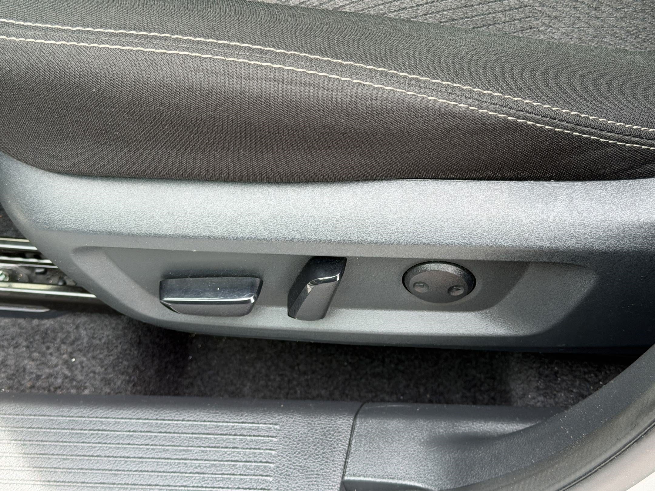 2025 Nissan Rogue SV - Photo 16