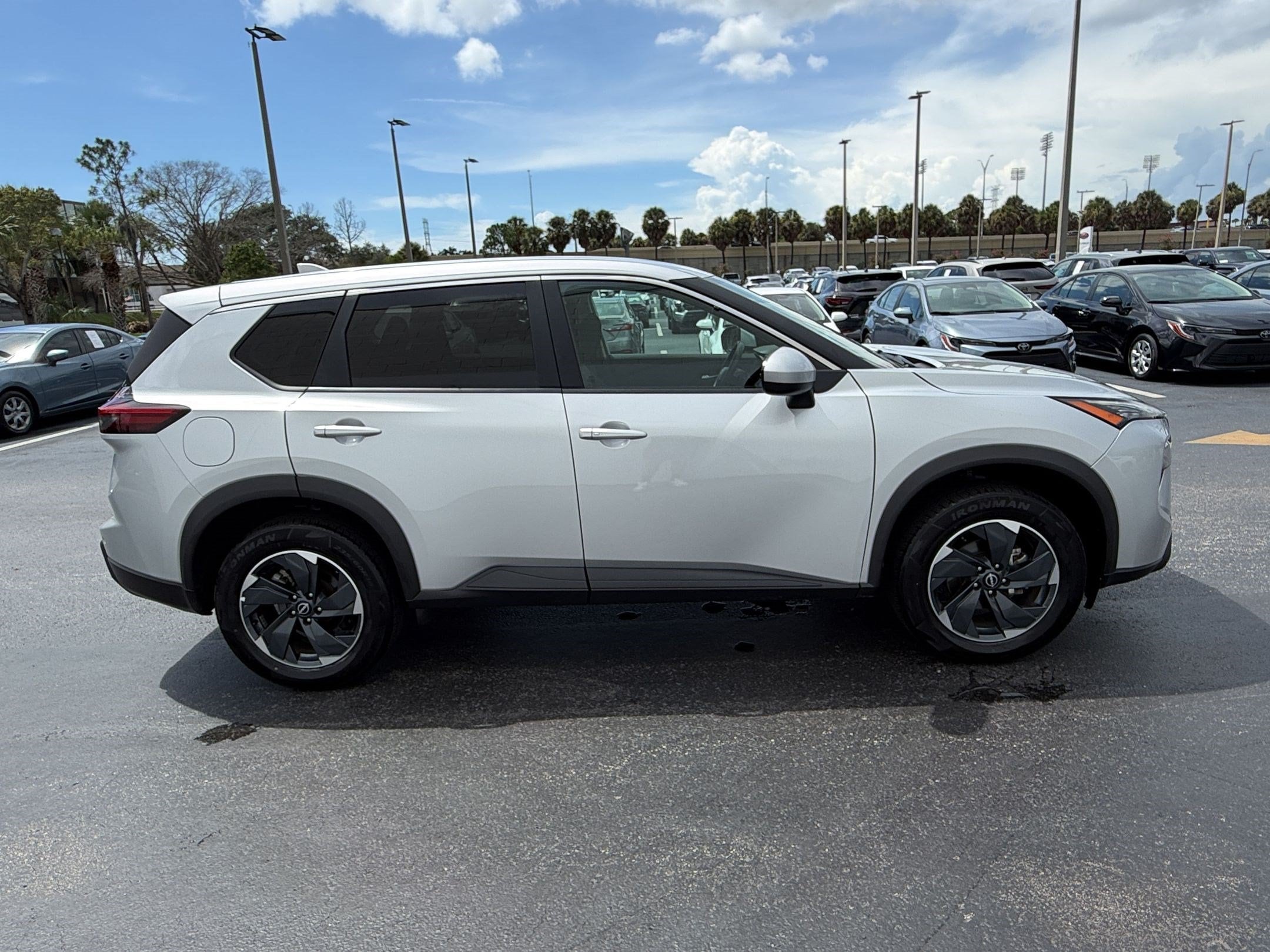 2025 Nissan Rogue SV - Photo 8