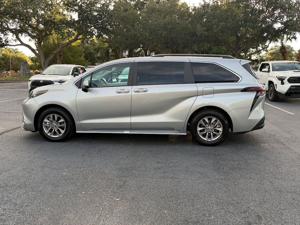 Used 2025 Toyota Sienna Sienna XLE (XLE FWD 8-Passenger (Natl)) Van Passenger Van