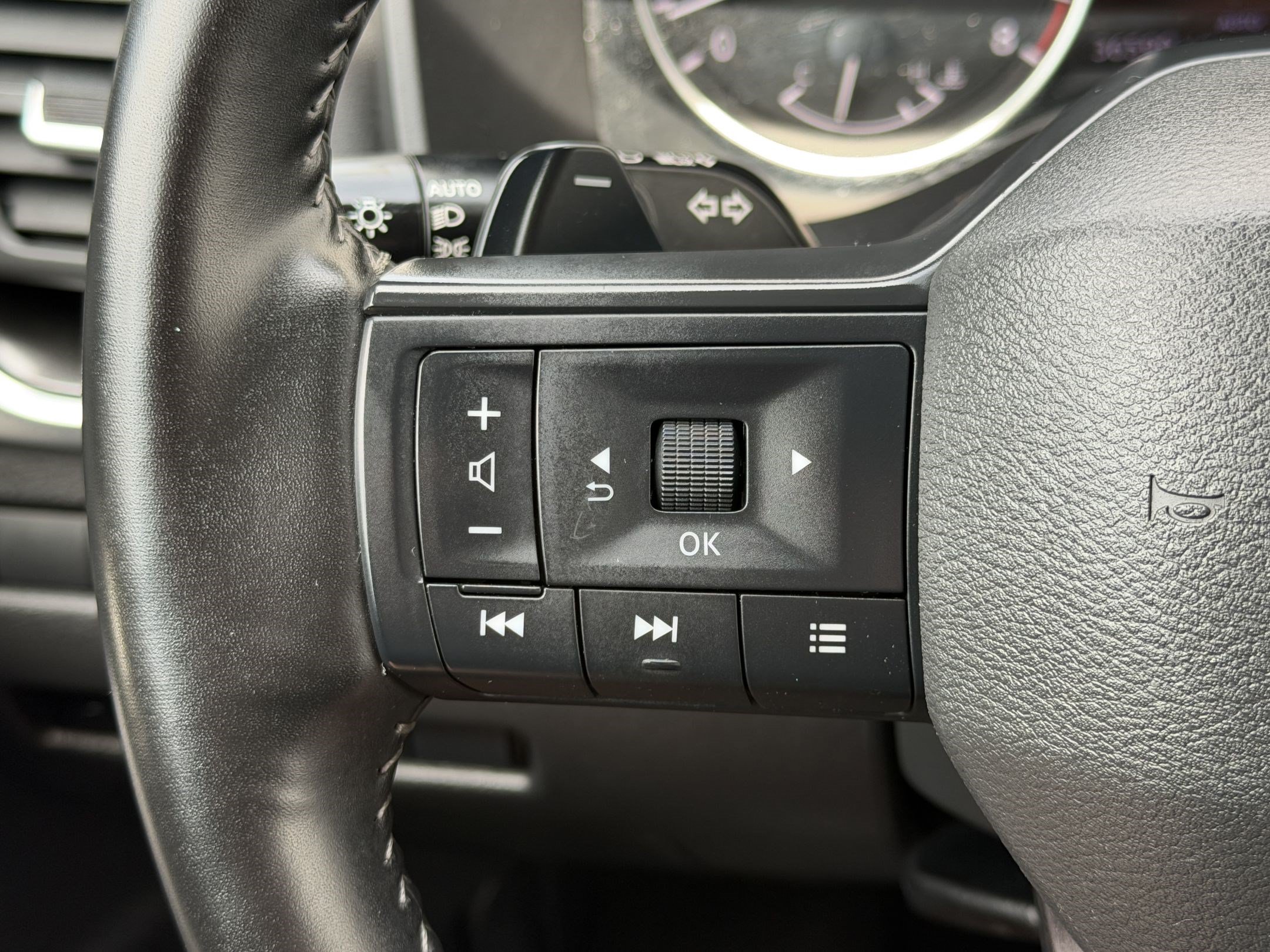 2025 Nissan Rogue SV - Photo 18