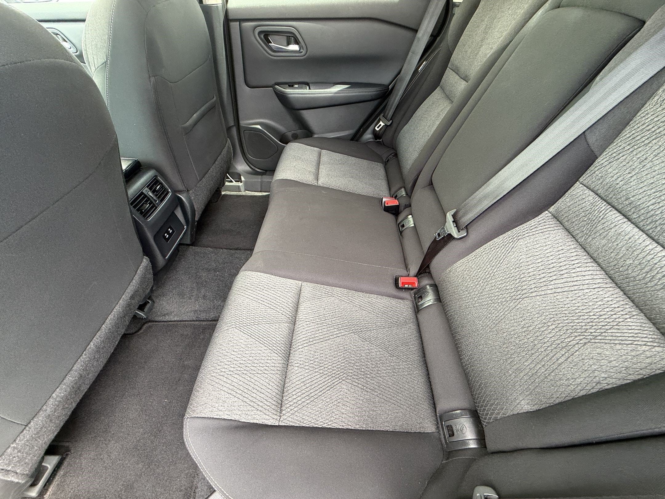 2025 Nissan Rogue SV - Photo 25