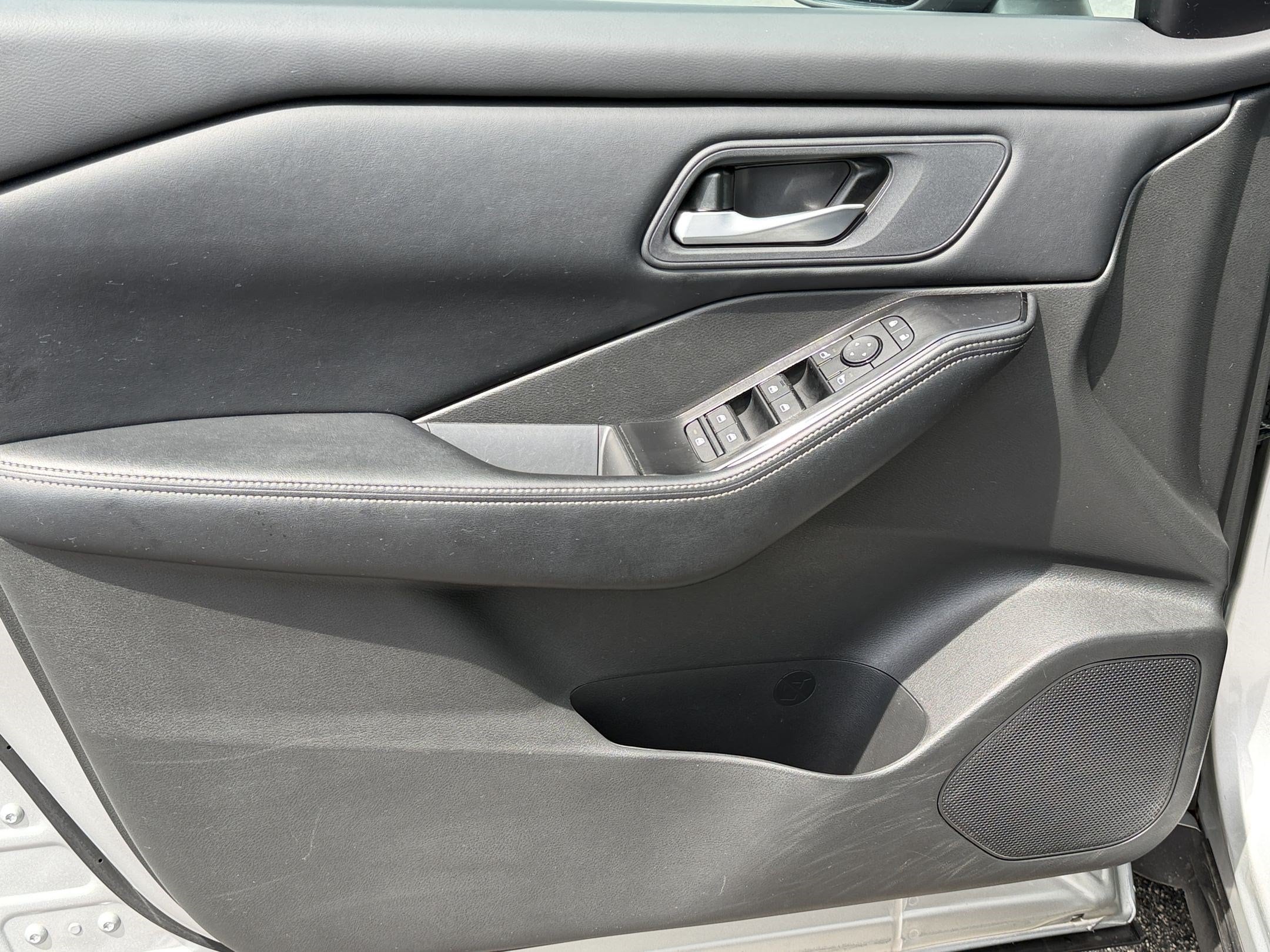 2025 Nissan Rogue SV - Photo 14