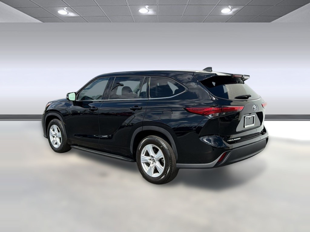 Used 2022 Toyota Highlander Highlander LE (LE FWD (Natl)) SUV