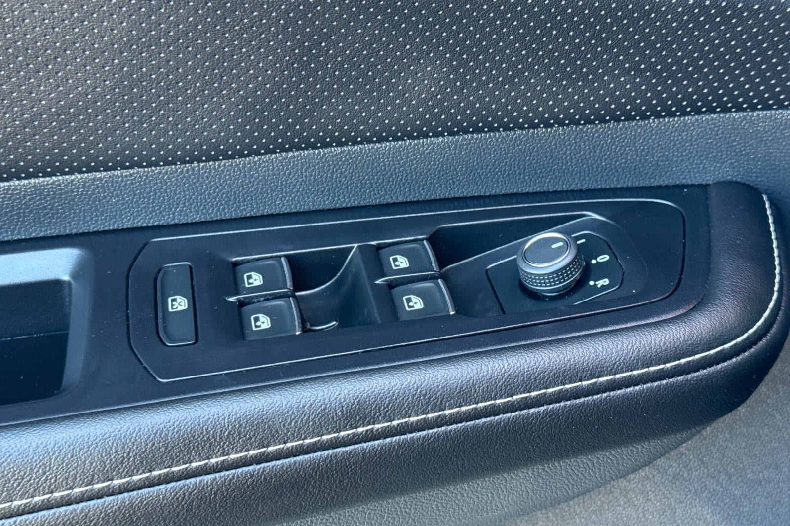 2026 Volkswagen Atlas SE w/Tech - Photo 14