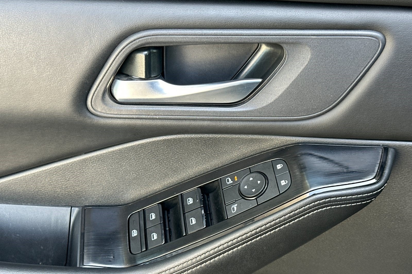 2025 Nissan Rogue SV - Photo 14