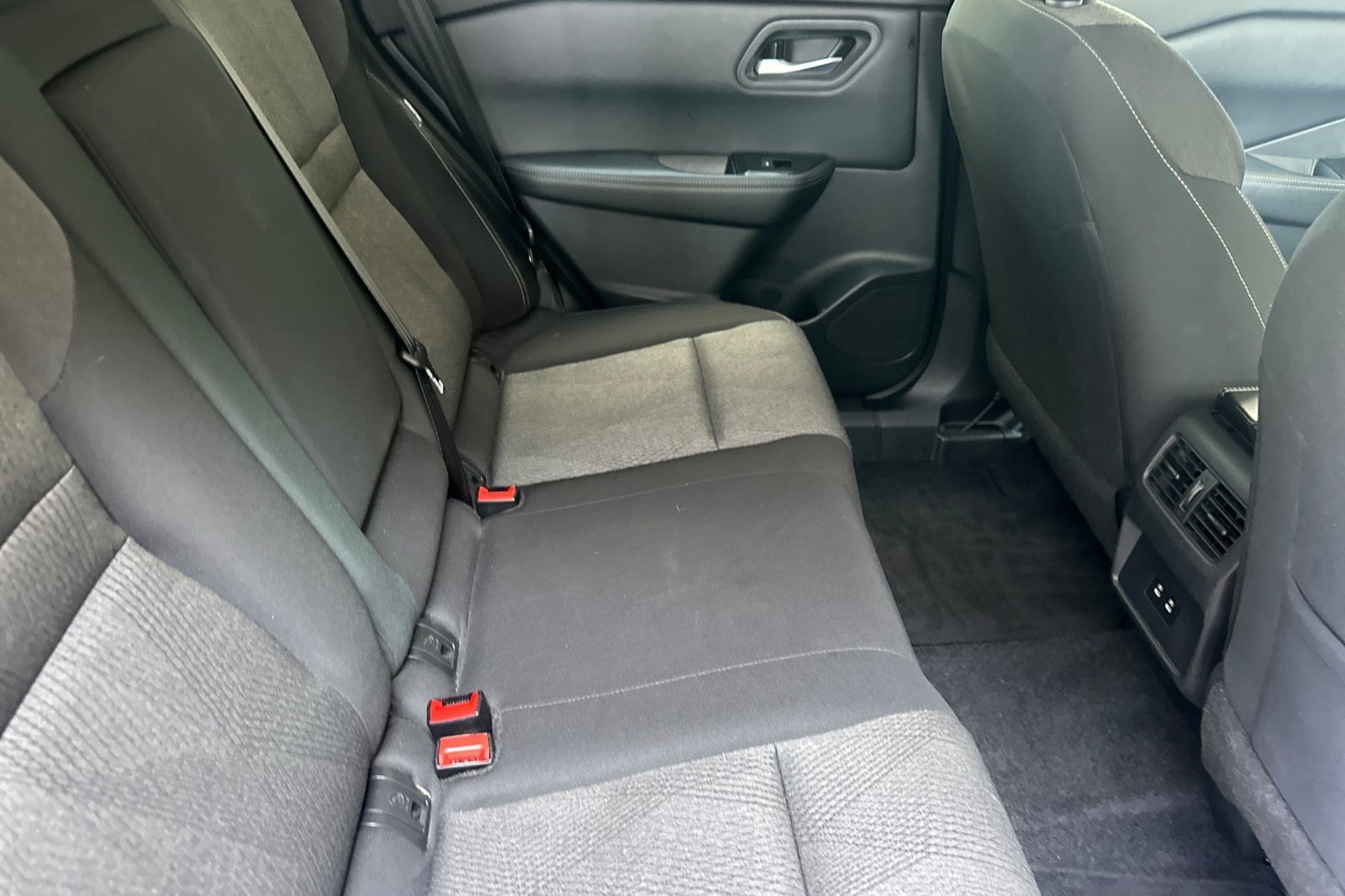 2025 Nissan Rogue SV - Photo 31