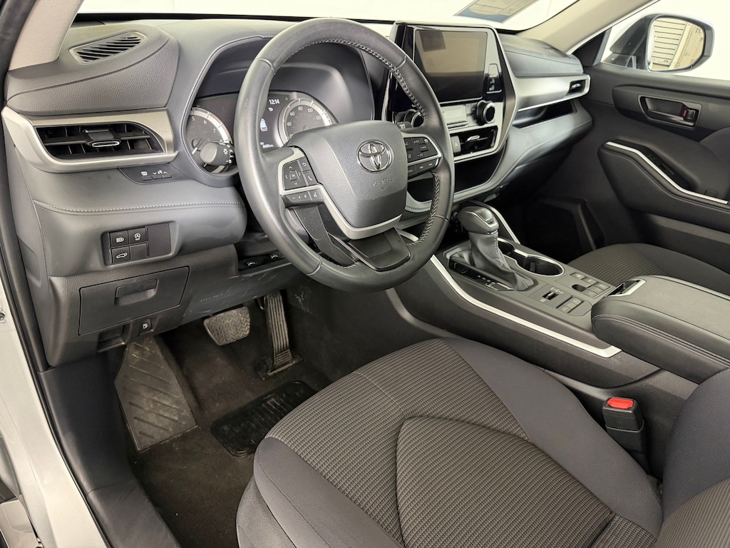 Used 2025 Toyota Highlander LE SUV