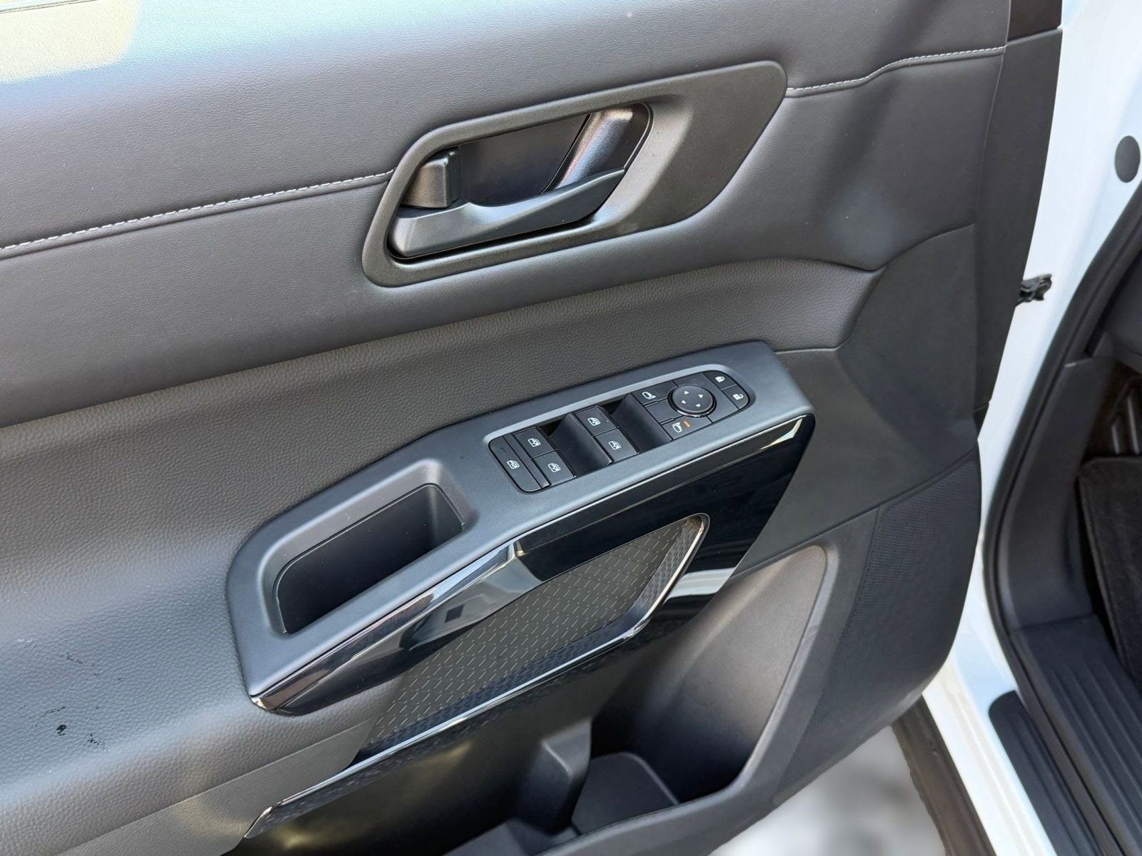 2026 Nissan Pathfinder SV - Photo 16