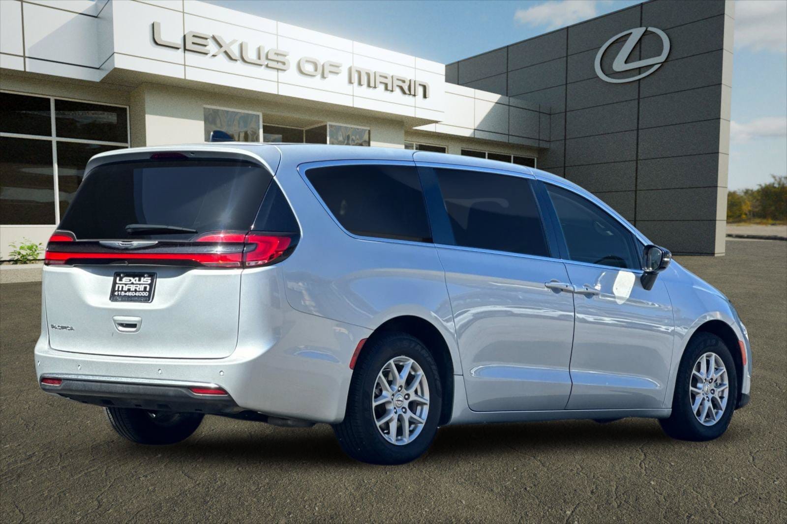 2024 Chrysler Pacifica Touring L - Photo 9