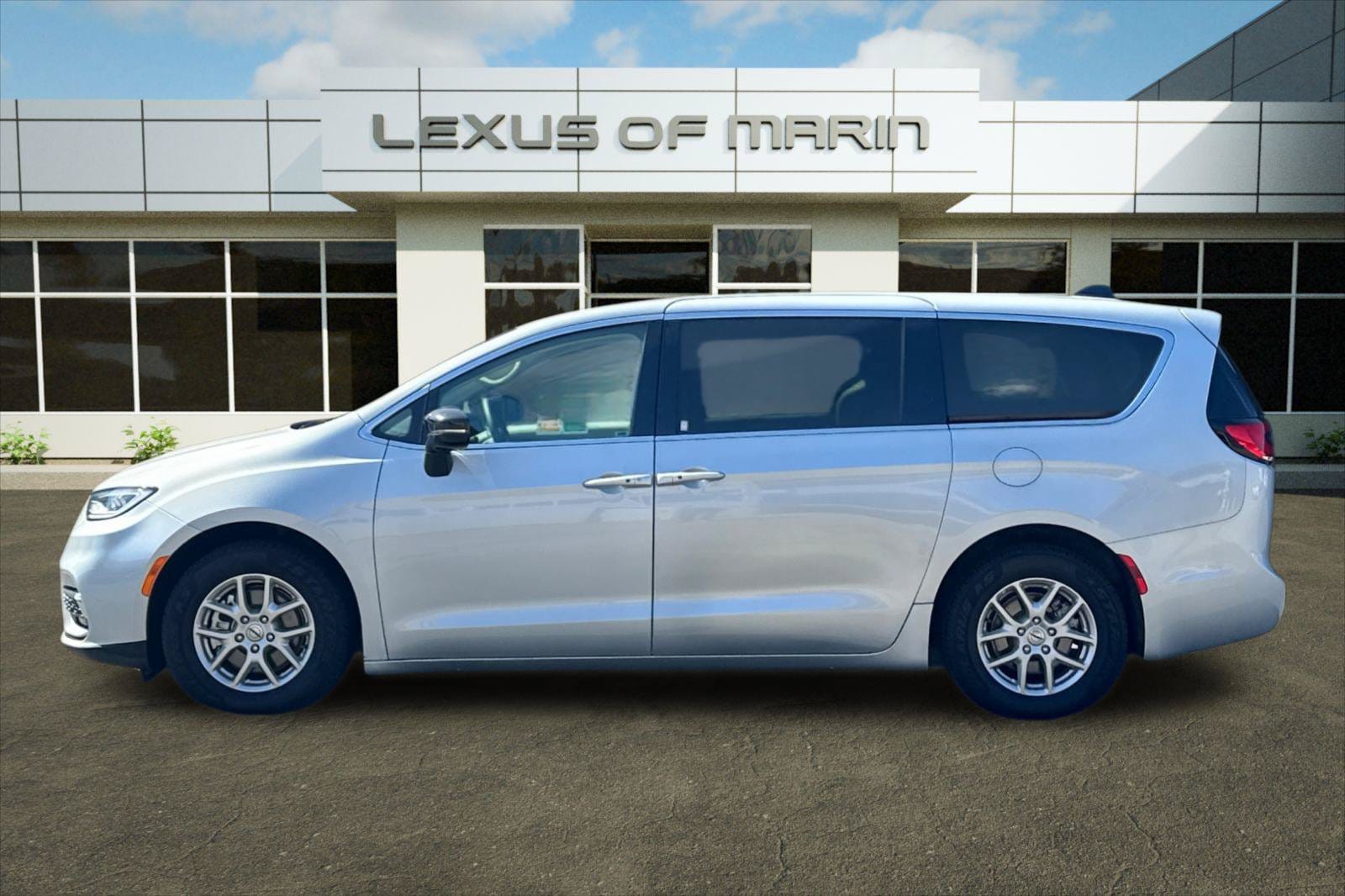 2024 Chrysler Pacifica Touring L - Photo 2