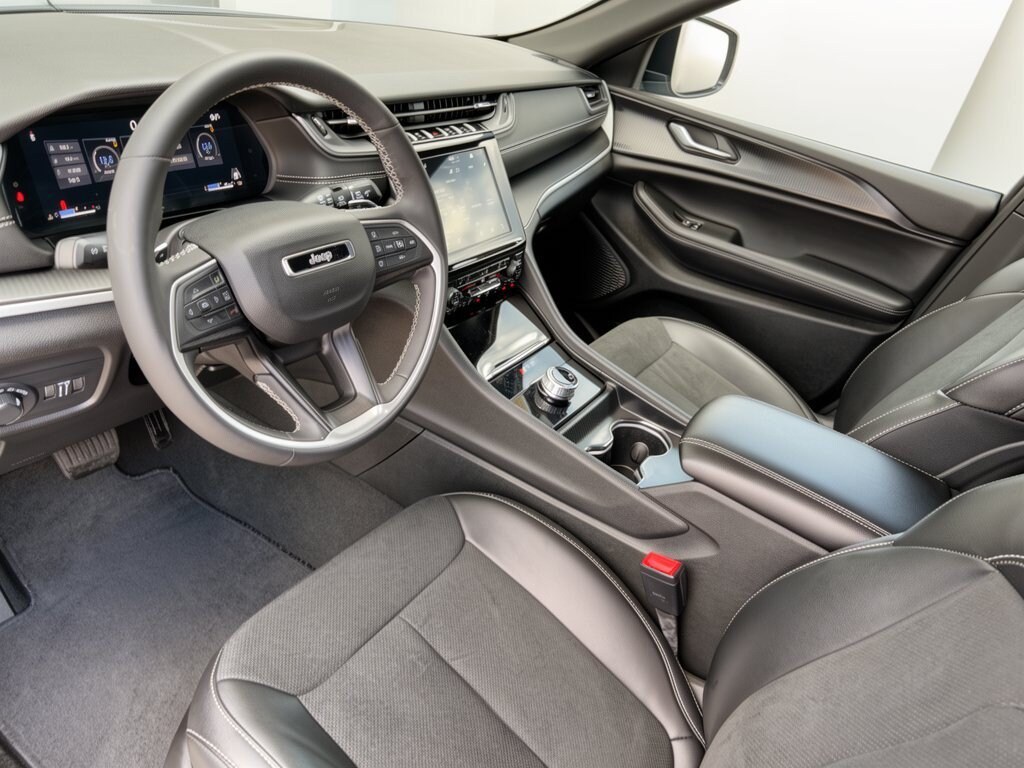 Used 2025 Jeep Grand Cherokee Altitude SUV