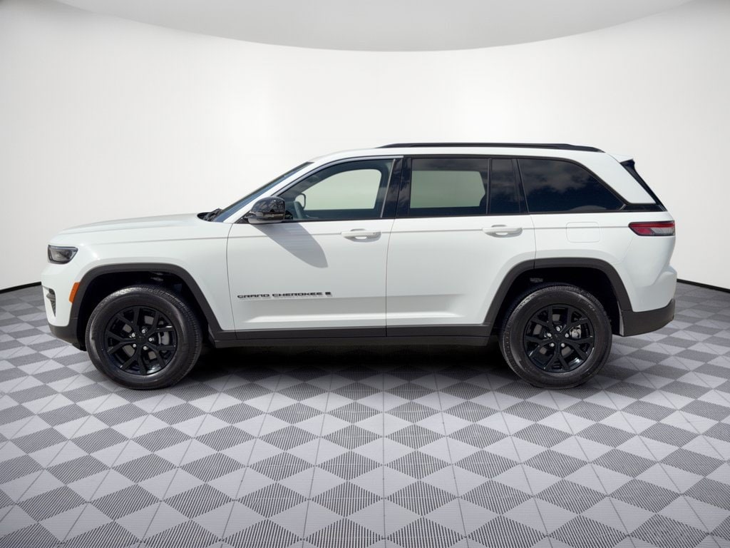Used 2025 Jeep Grand Cherokee Altitude SUV