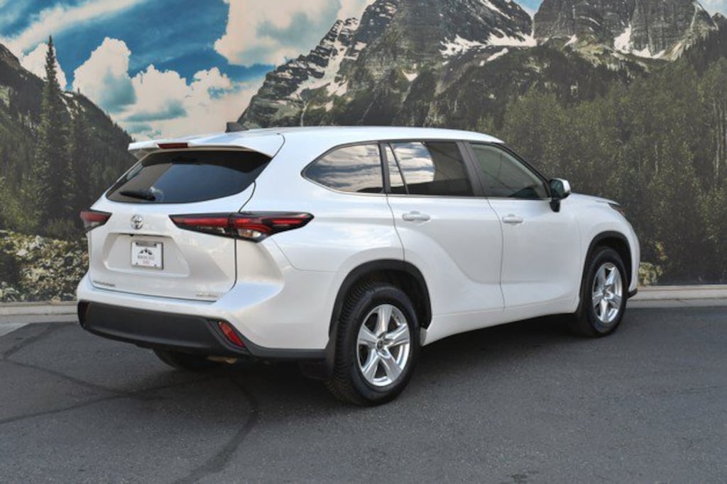 Used 2025 Toyota Highlander LE Sport Utility