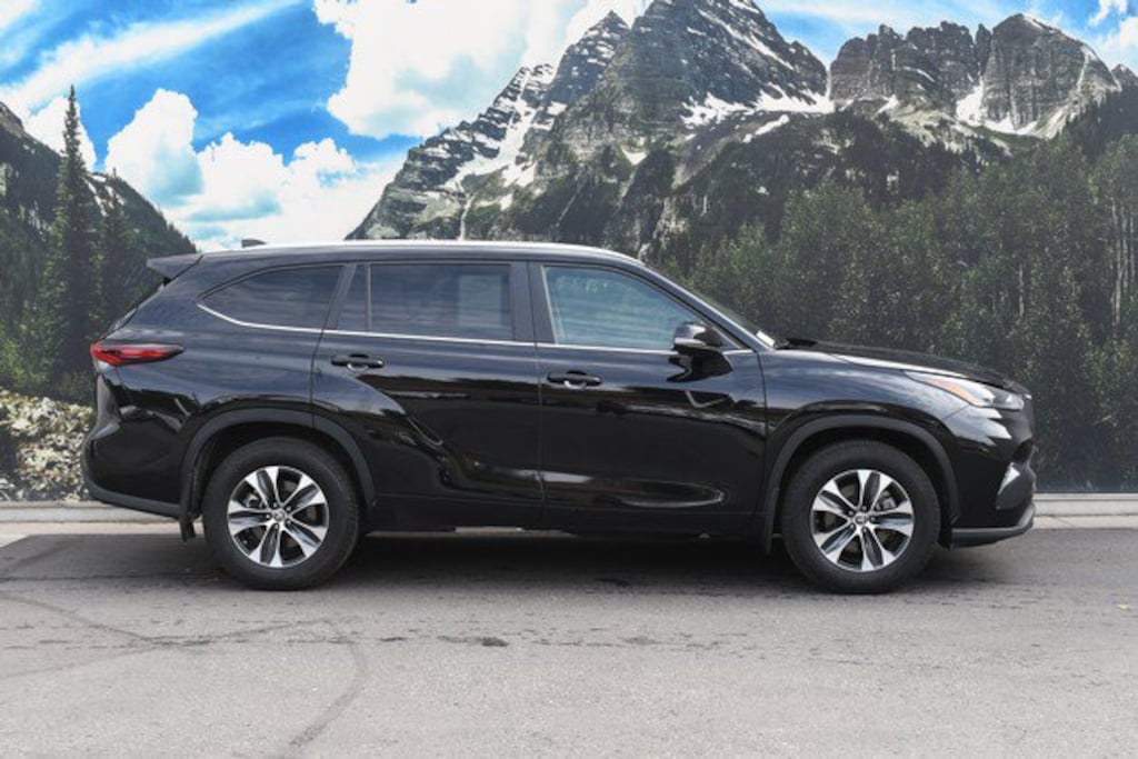 Used 2025 Toyota Highlander XLE Sport Utility