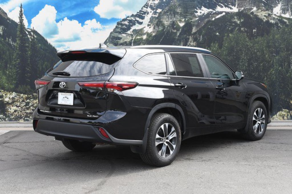Used 2025 Toyota Highlander XLE Sport Utility