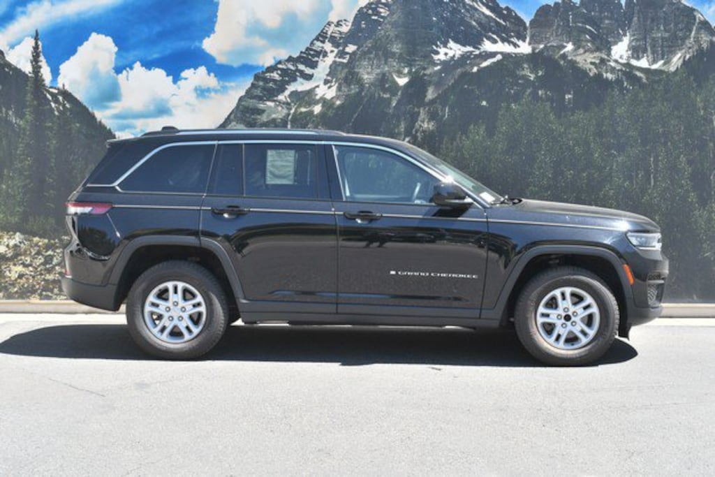 Used 2023 Jeep Grand Cherokee Laredo SUV